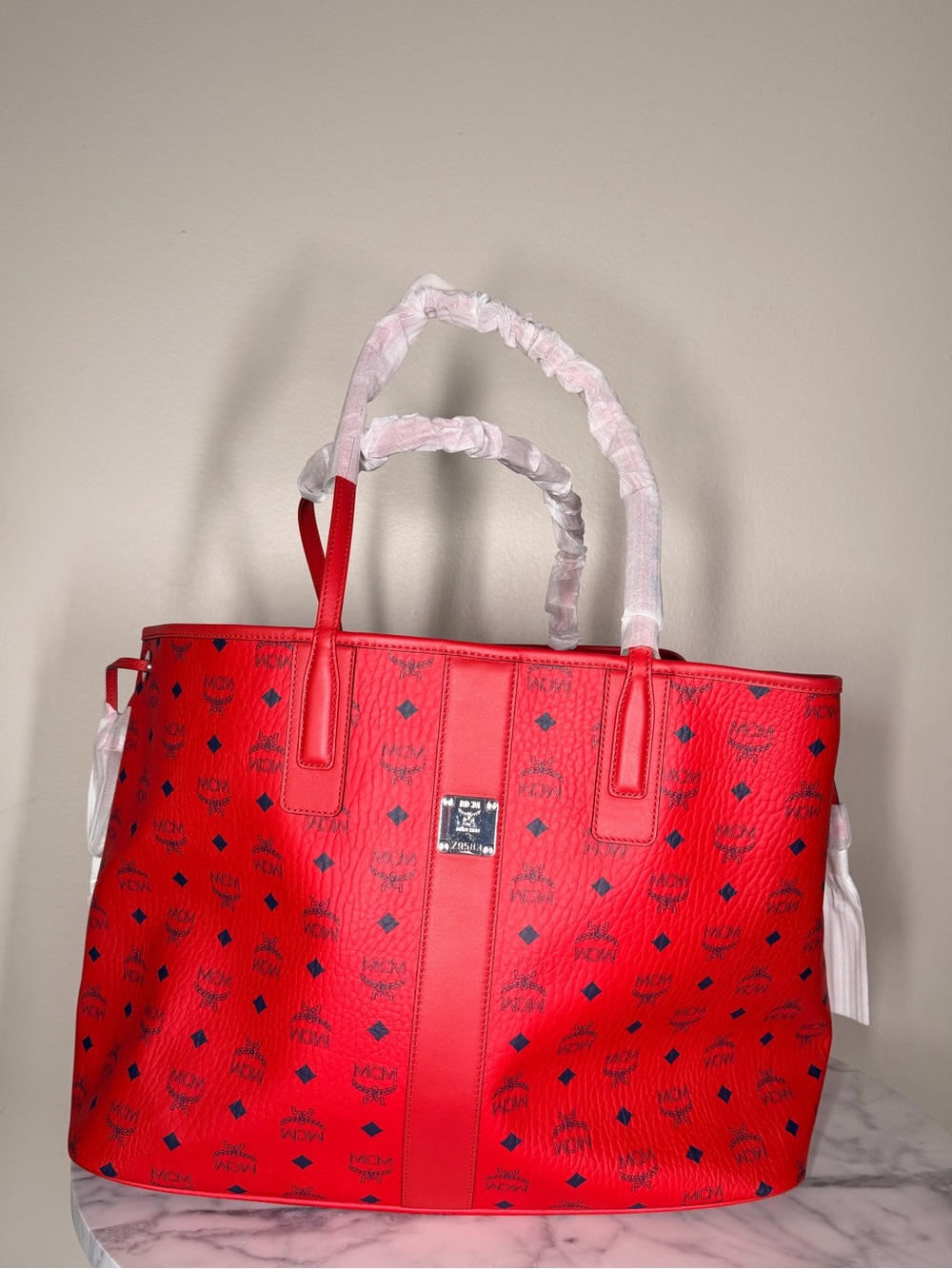 MCM visetos large liz reversible shopper tote candy red - Picture 4 of 11